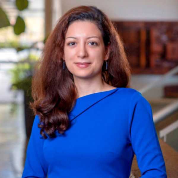 Roxana Jafari headshot